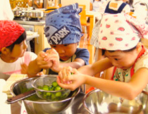 子供の料理風景